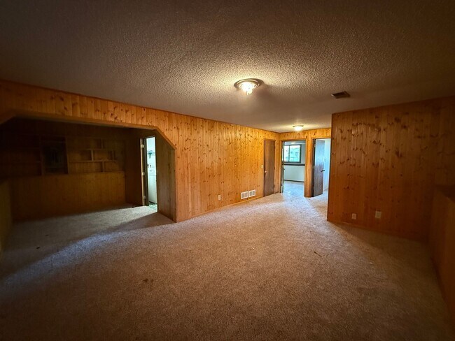 Building Photo - Spacious 4 Bedroom Home in Coon Rapids