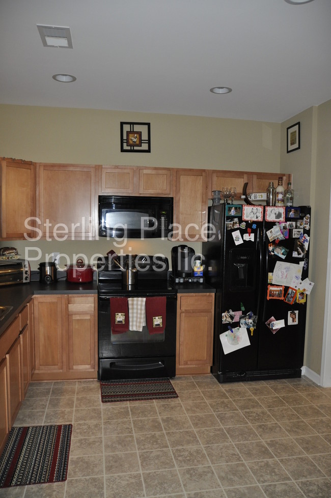 Building Photo - Lovely Townhome in Gated Community