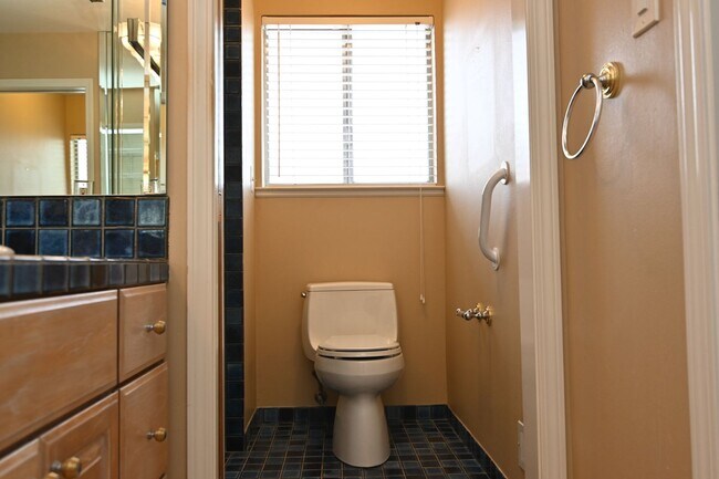 Building Photo - Prime Willow Glen, Just In Time for the Ho...