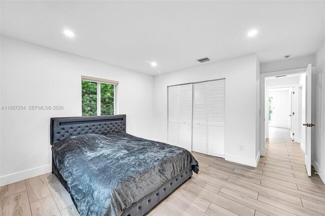 Building Photo - 1080 NE 104th St