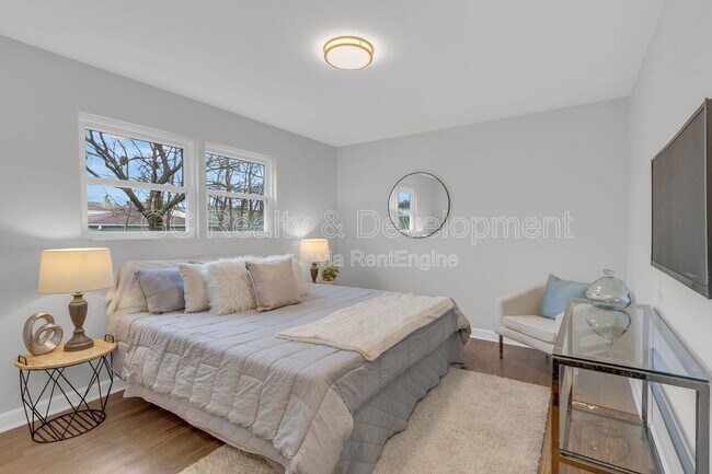 Building Photo - 6304 N Troy St