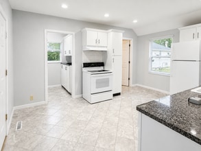 Building Photo - 3 Bed / 1 Bath Home in Dubuque