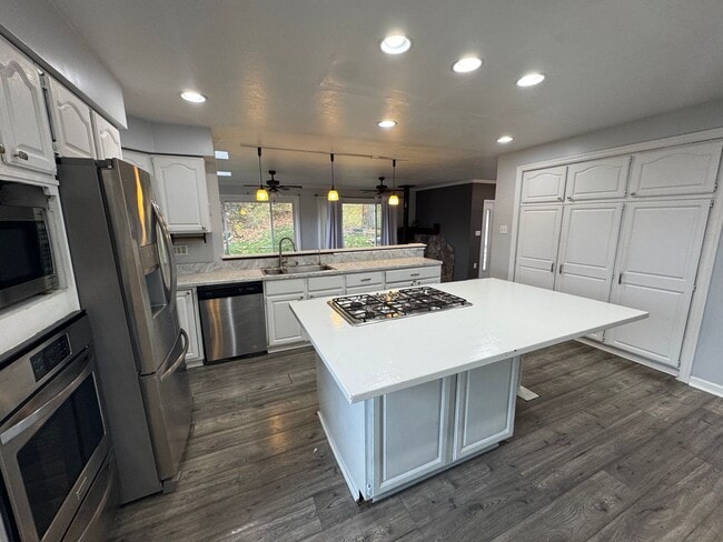 Building Photo - Spacious Private Oasis - 3 Bedroom 2 Bathroom House in Green Tree!