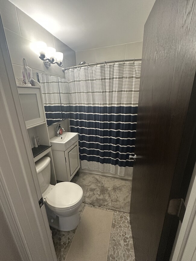 Building Photo - 1912 Dupont Ave S