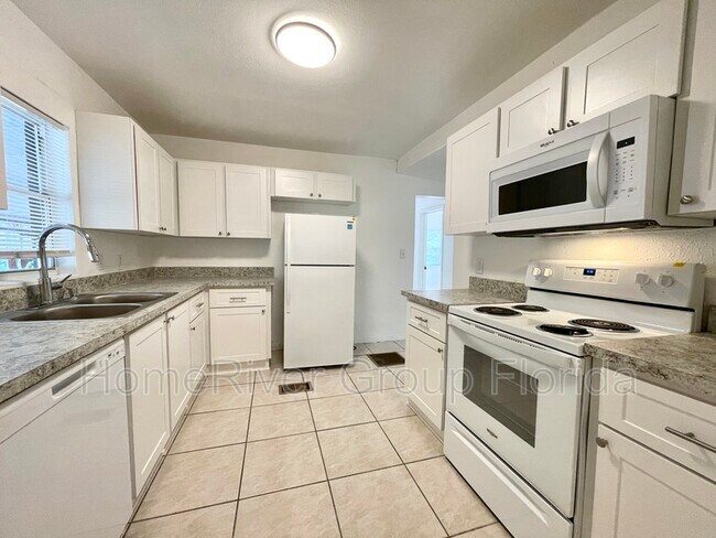 Building Photo - 2211 W Woodlawn Ave