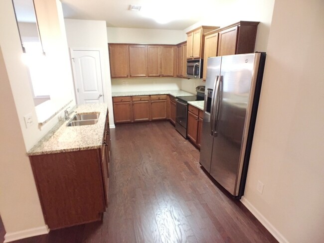 Building Photo - Modern 3BR Townhome - Swim/Tennis and More!