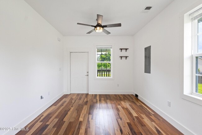 Building Photo - 213 Sanders St