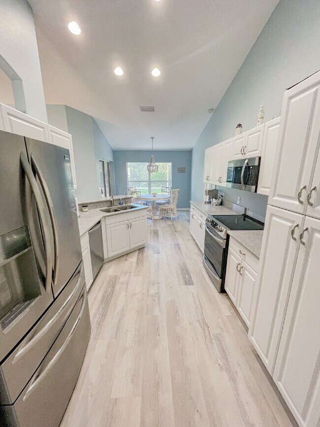 Building Photo - Close to beaches and downtown!