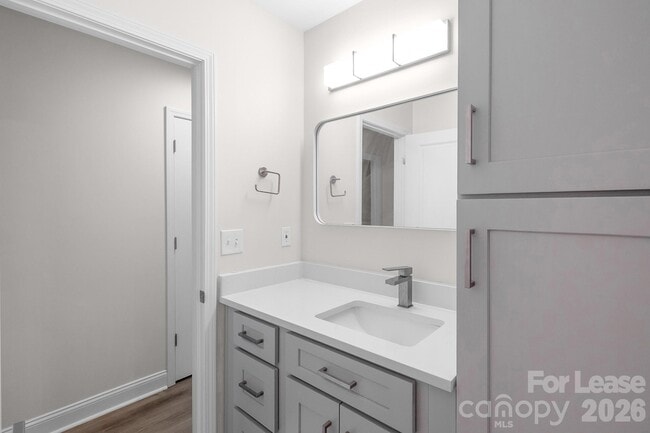 Building Photo - 812 E 18th St