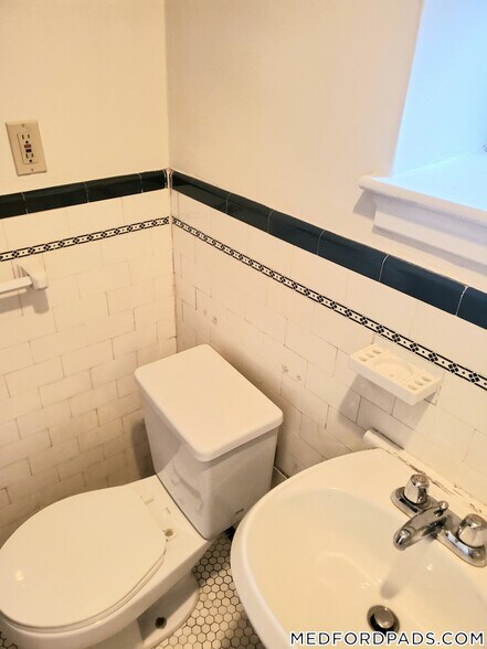 Building Photo - 53 Fellsway W