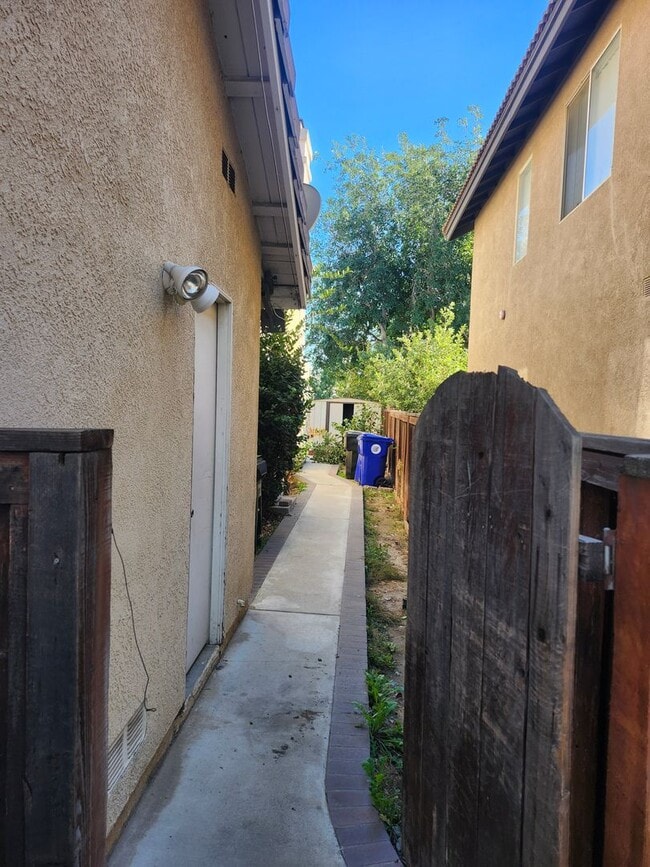 Building Photo - Spacious 4-Bedroom Home in a Prime Location