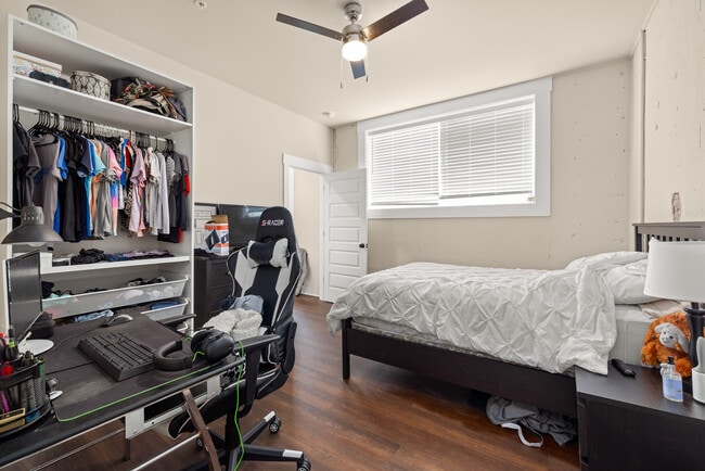 Building Photo - DT Cornelia Loft 3