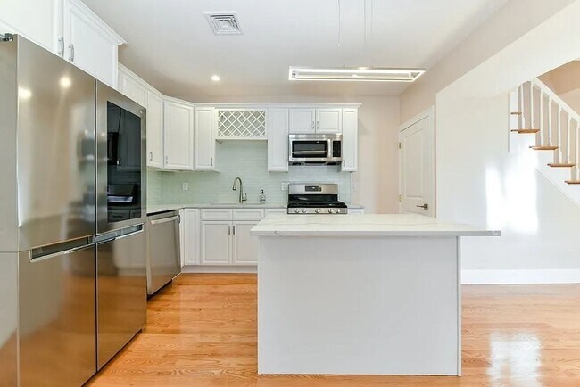 Building Photo - Modern Comfort Meets City Living – Stunnin...