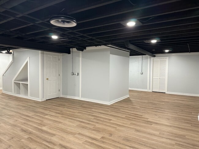 Building Photo - 460 Fox Ln