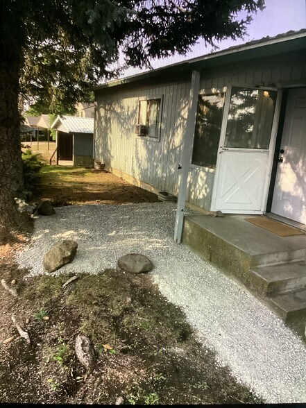 Building Photo - 204 Cedar St