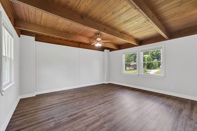 Building Photo - Pet Friendly Three Bedroom!