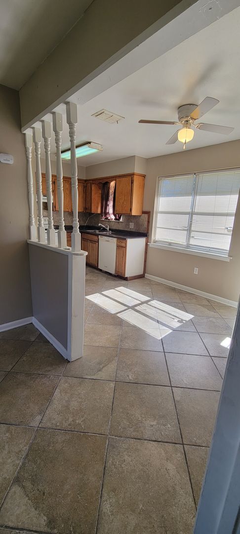 Building Photo - Very nice 4 bedroom/2 bath house with oven and dishwasher!