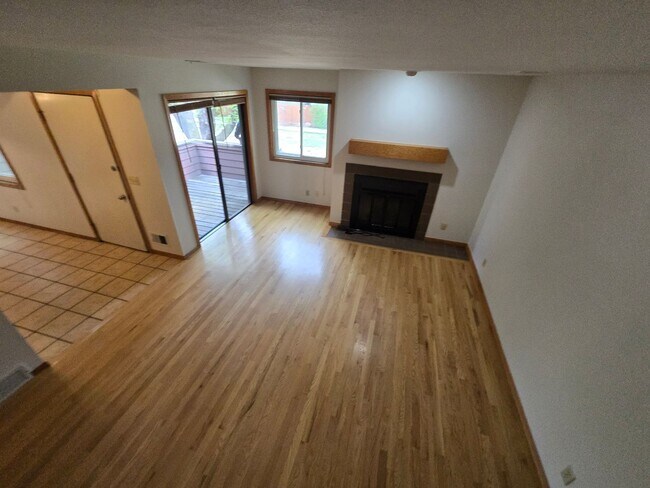 Building Photo - Super Clean and Private!