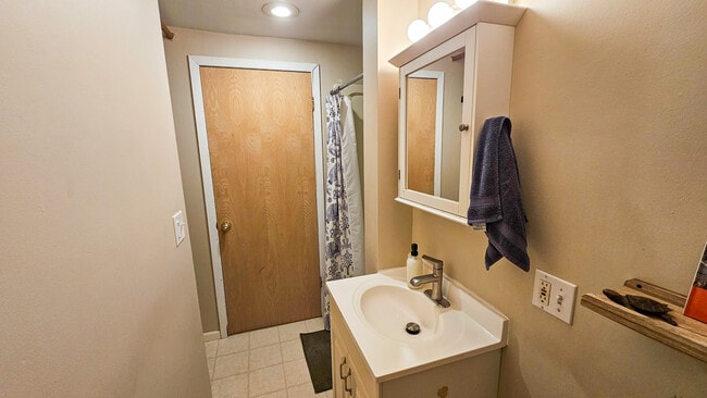 Upper Bathroom - 904 20th Ave SE