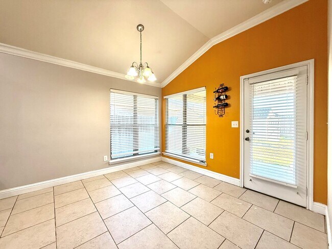 Building Photo - 806 E 98th St