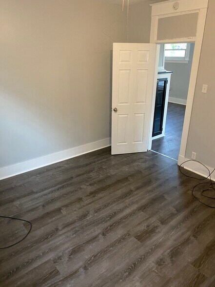 Building Photo - 1500 Dormont Ave