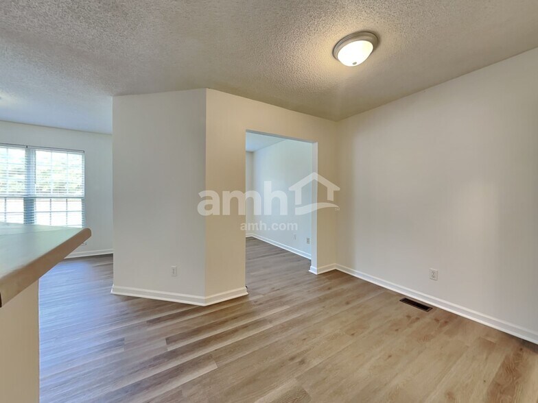 Building Photo - 604 Lake Lennox Dr
