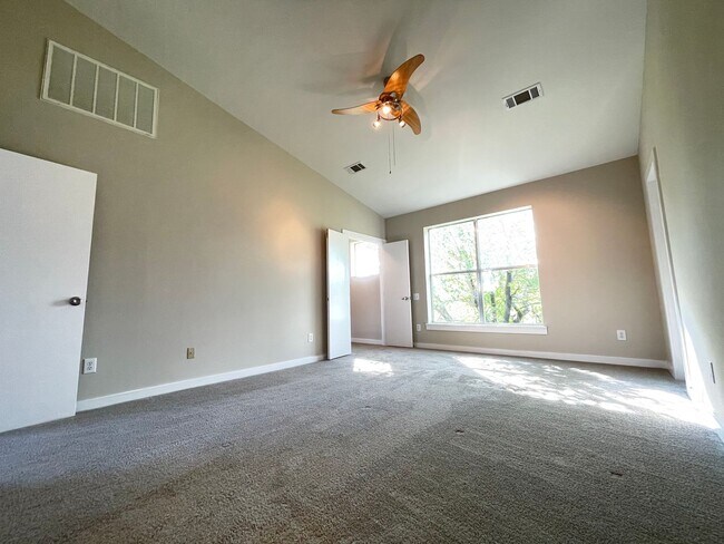 Building Photo - Dallas 3 story Loft