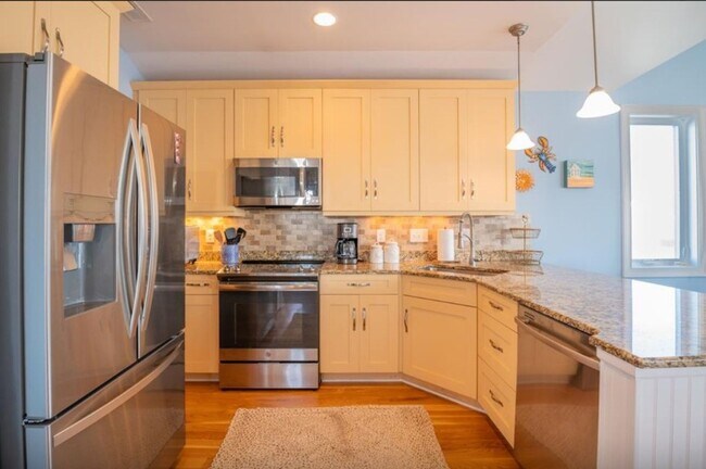 Building Photo - BEAUTFUL FURNISHED WINTER GETAWAY