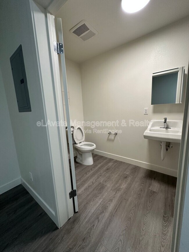 Building Photo - 226 W 87th St