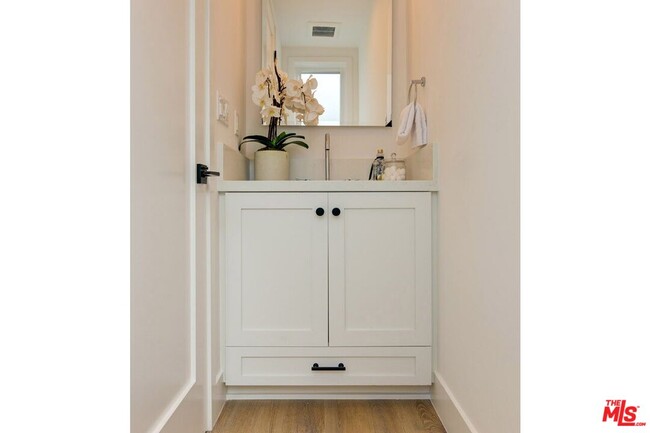 Building Photo - 6018 1/2-6018 1/2 Comey Ave