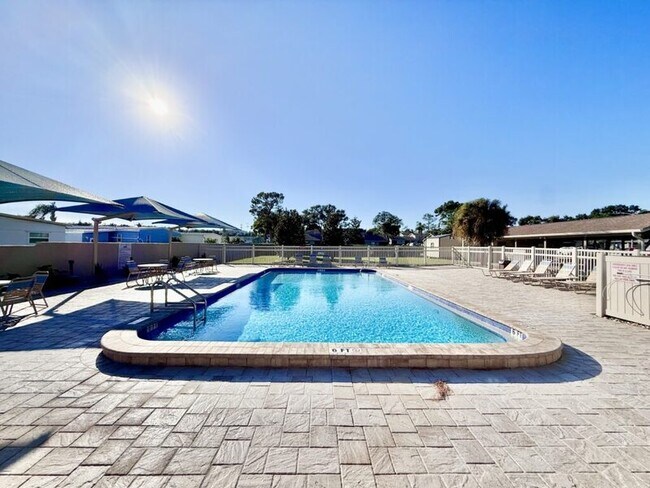 Building Photo - 2131 Ridge Rd S