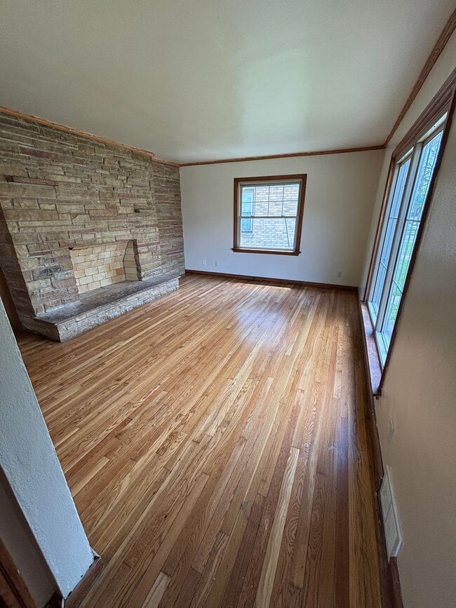 Building Photo - HUGE NICE 3BR SINGLE FAMILY HOME, PARKING,...