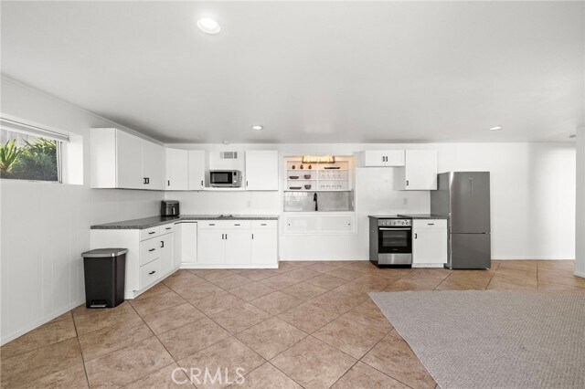 Building Photo - 2120 Temple Hills Dr