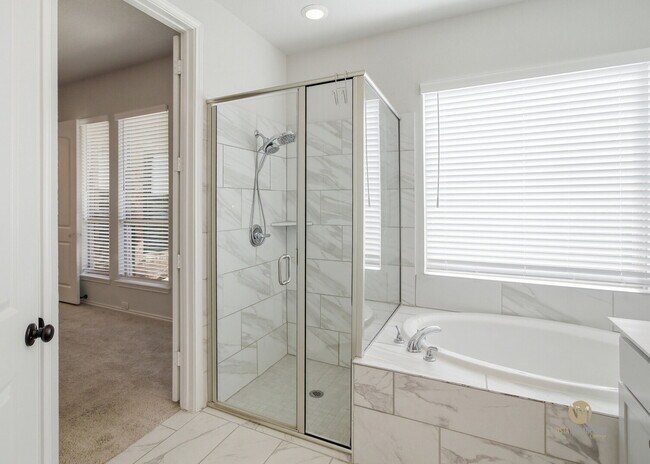 Building Photo - "Spacious 4-Bedroom Sanctuary in San Antonio - 1996 Sq Ft of Comfort and Style!"
