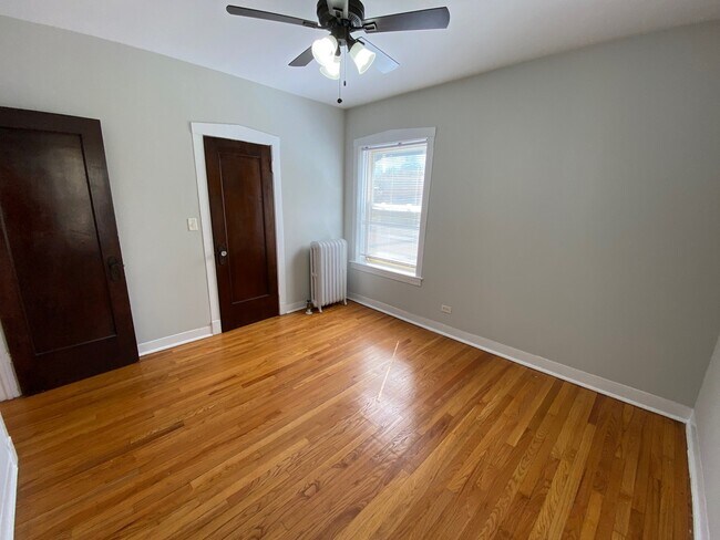 Building Photo - 2043 W Berwyn Ave