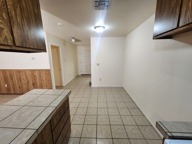 Building Photo - Cozy 1 Bedroom Apartment