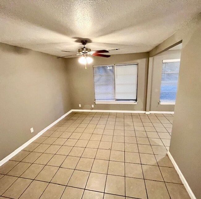 Building Photo - Lovely Home in Biloxi