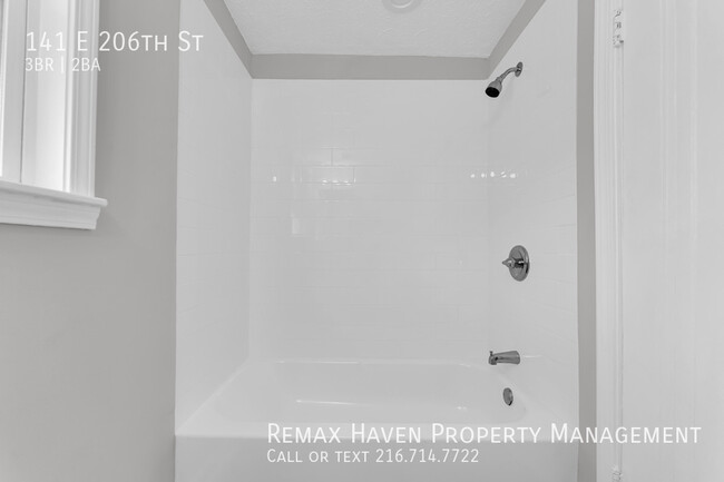 Building Photo - 141 E 206th St