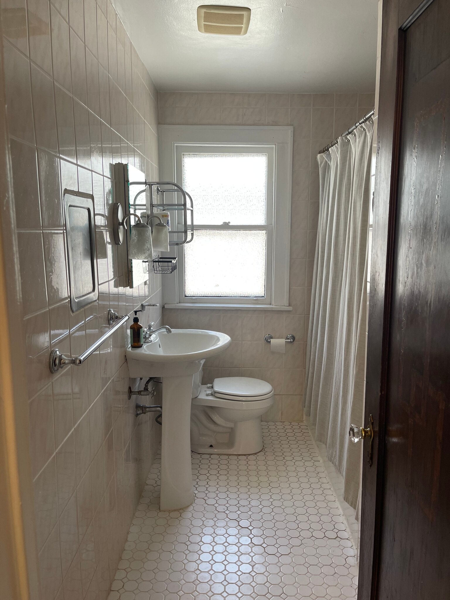 Bathroom with tub/ shower, ceramic tiles - 190 Hamilton Dr