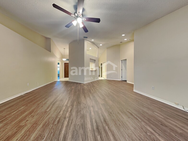 Building Photo - 17758 Oak Bridge St