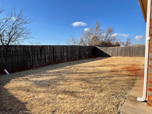 Building Photo - Edmond Home in Gated Community & Deer Cree...