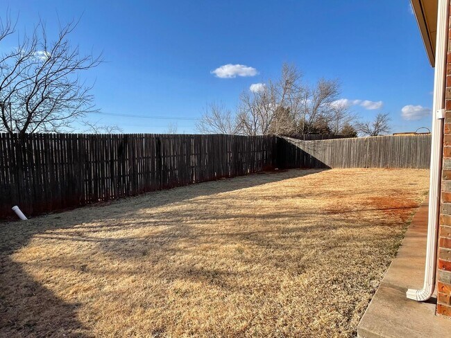 Building Photo - Edmond Home in Gated Community & Deer Creek Schools!