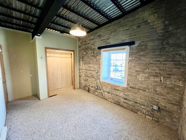 Building Photo - Industrial Style 3 Bedroom Home AVAILABLE JUNE!!!