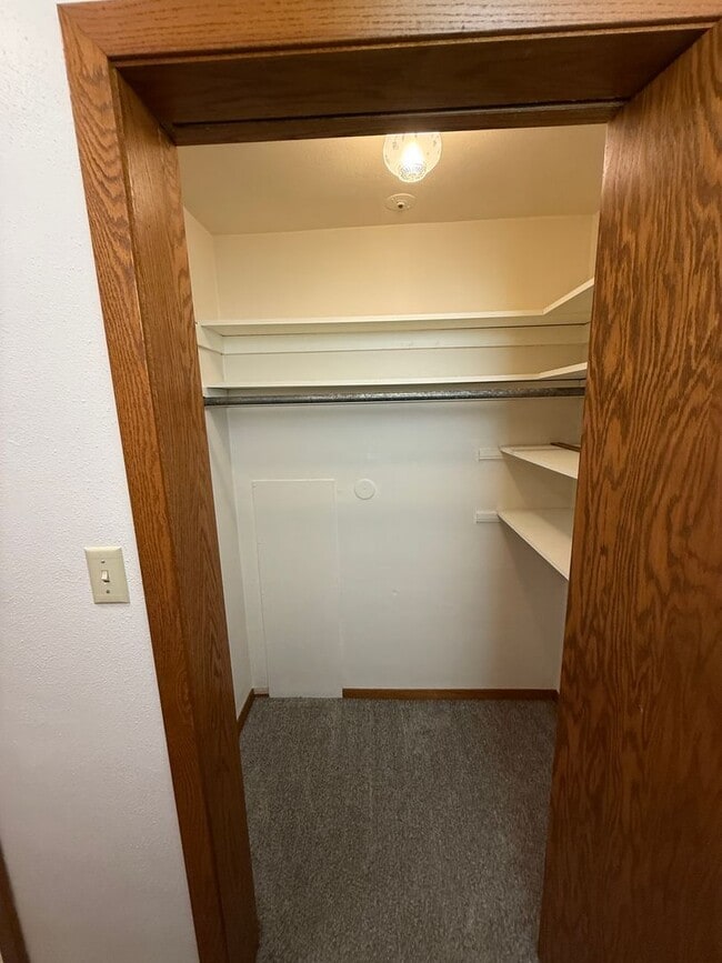 Building Photo - 100 W 17th St