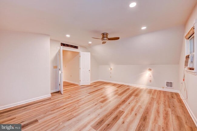 Building Photo - 402 Larchwood Ave