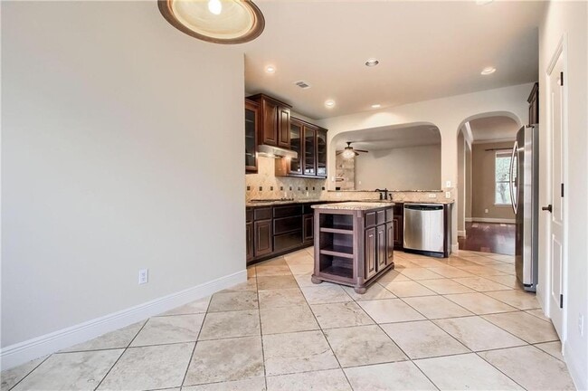 Building Photo - 7913 Menler Dr