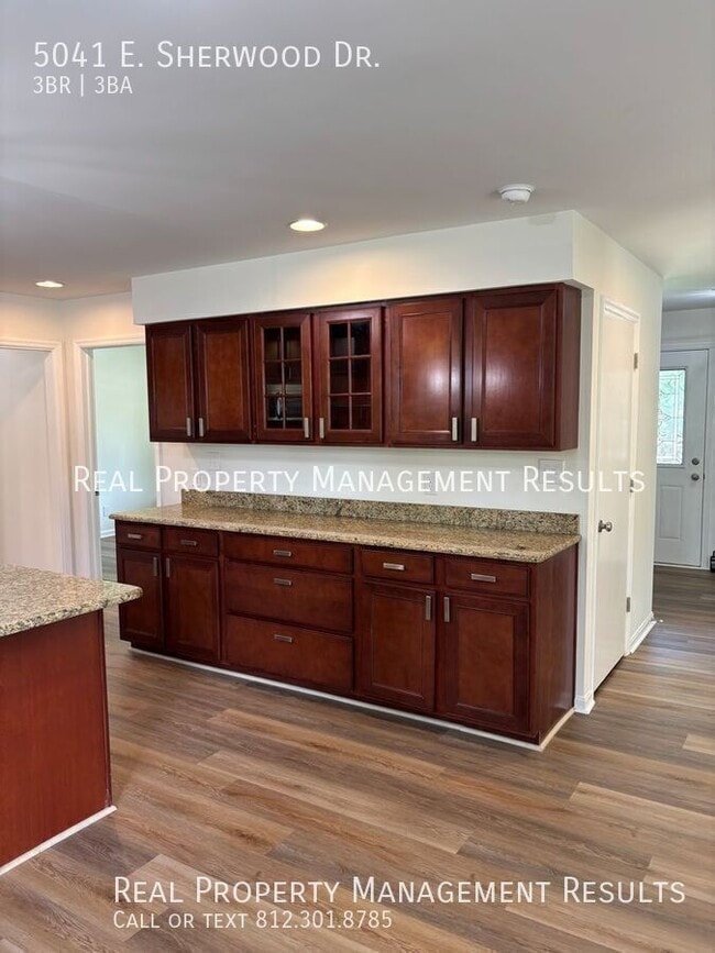 Building Photo - 5041 E Sherwood Dr