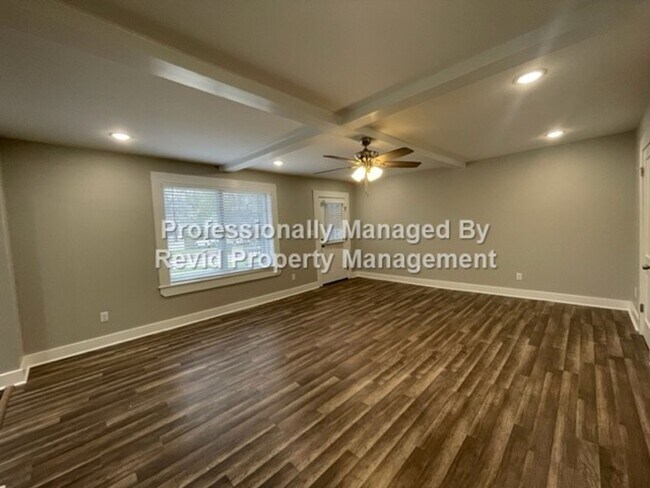 Building Photo - *FIRST MONTH RENT FREE* Freshly Renovated ...