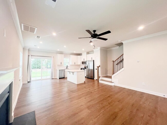Building Photo - 44 Connaught Ct