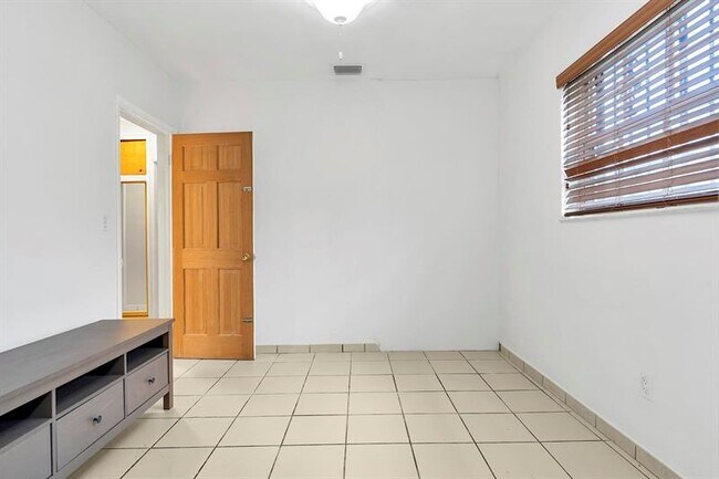Building Photo - 1030 W 53rd Terrace
